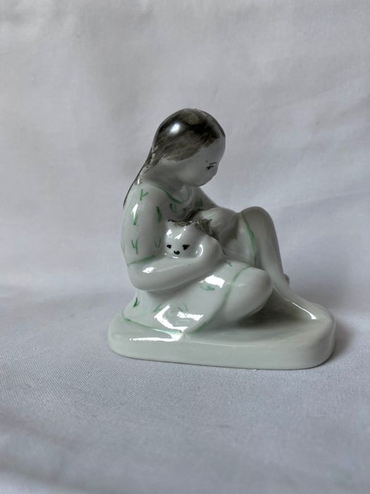 REZERWACJA Porcelanowa dziewczynka z kotkiem, Chodzież