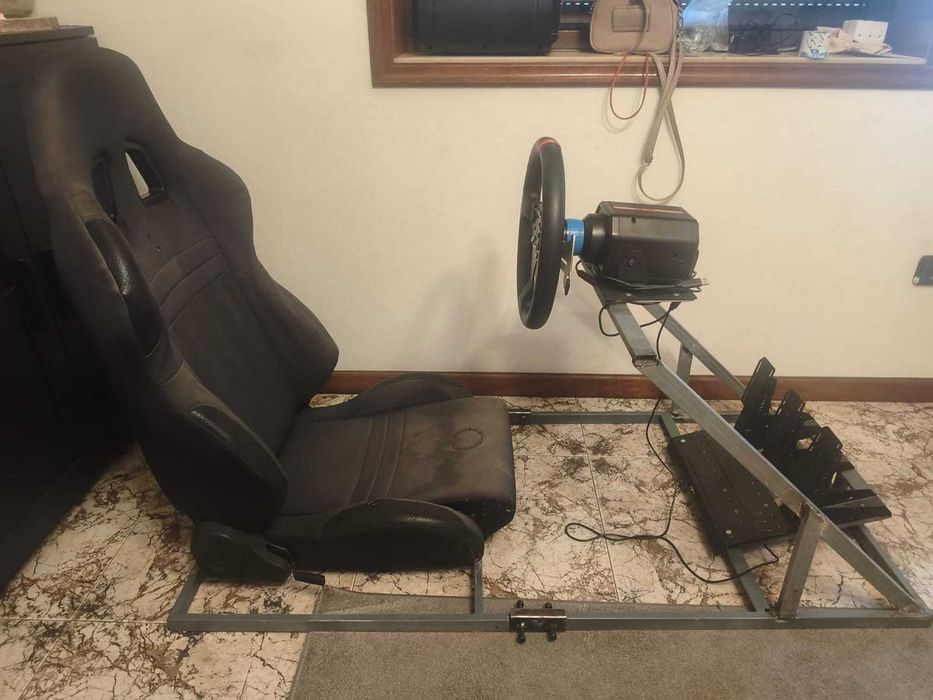Simulador com volante e set pedais