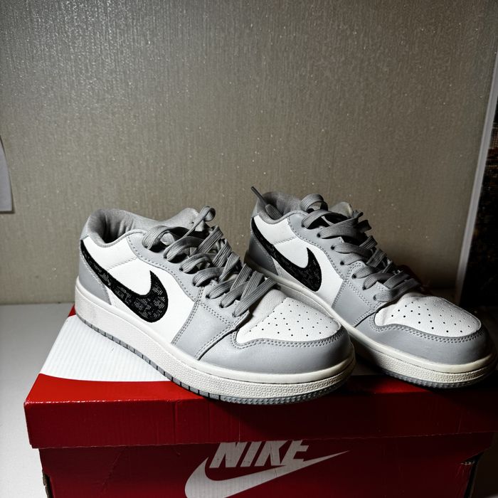 Кросівки жіночі 37 розмір Nike