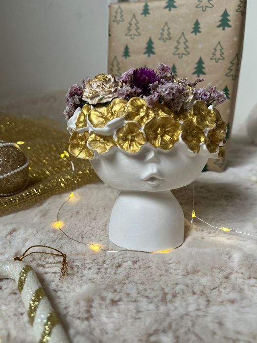 Boneca Valentina com detalhes dourados e flores secas feita à mão