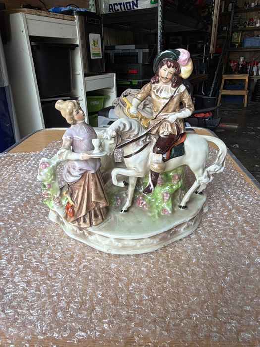 Stara Figurka Porcelanowa Muszkieter i Dama N z Koroną Capodimonte