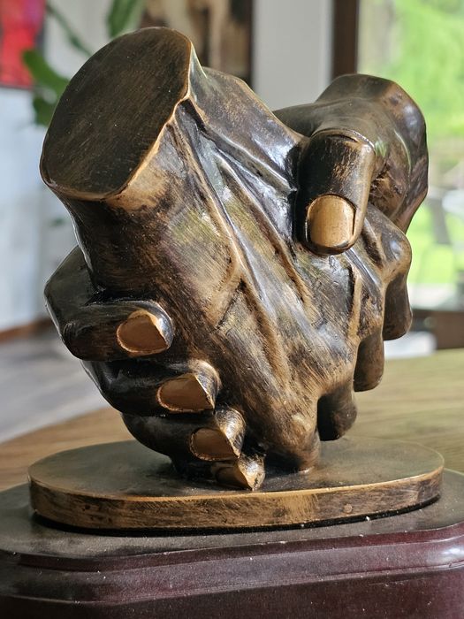 Rzeźba ùściśniete dłonie.