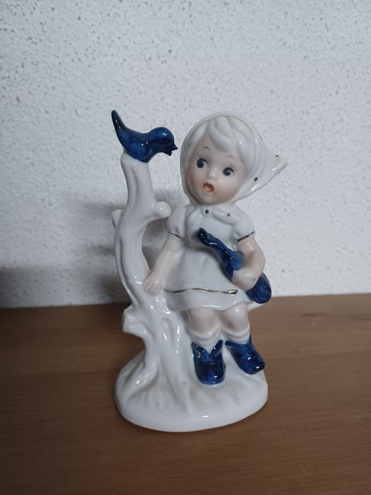 Menina violinista em porcelana