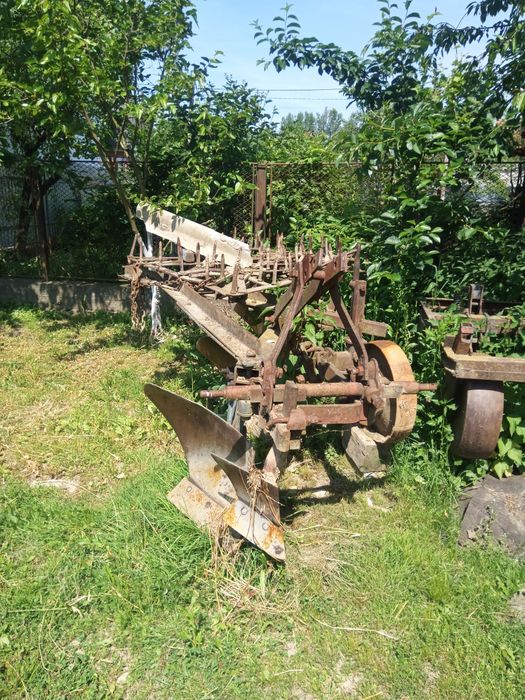 Продається трактор ЮМЗ 6  ,ціна самого трактора .4 т можливий обмін на