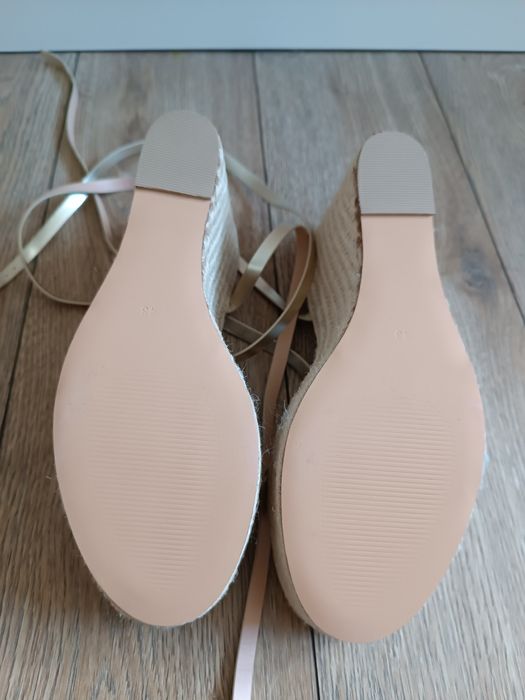 Złote sandały na koturnie