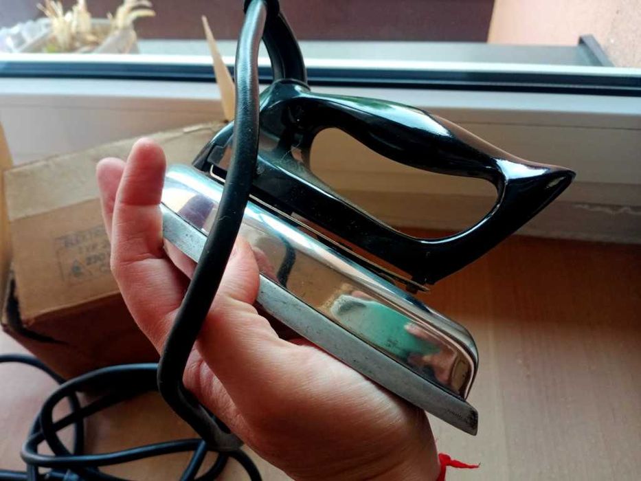 Małe żelazko turystyczne, lata 60-te XX w,  prod. Czechosłowacja