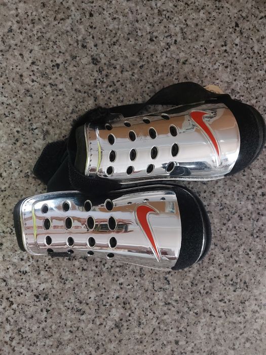 Caneleiras Prateadas Nike