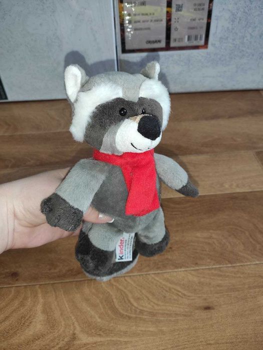 Игрушка мягкая енот kinder с красным шарфом