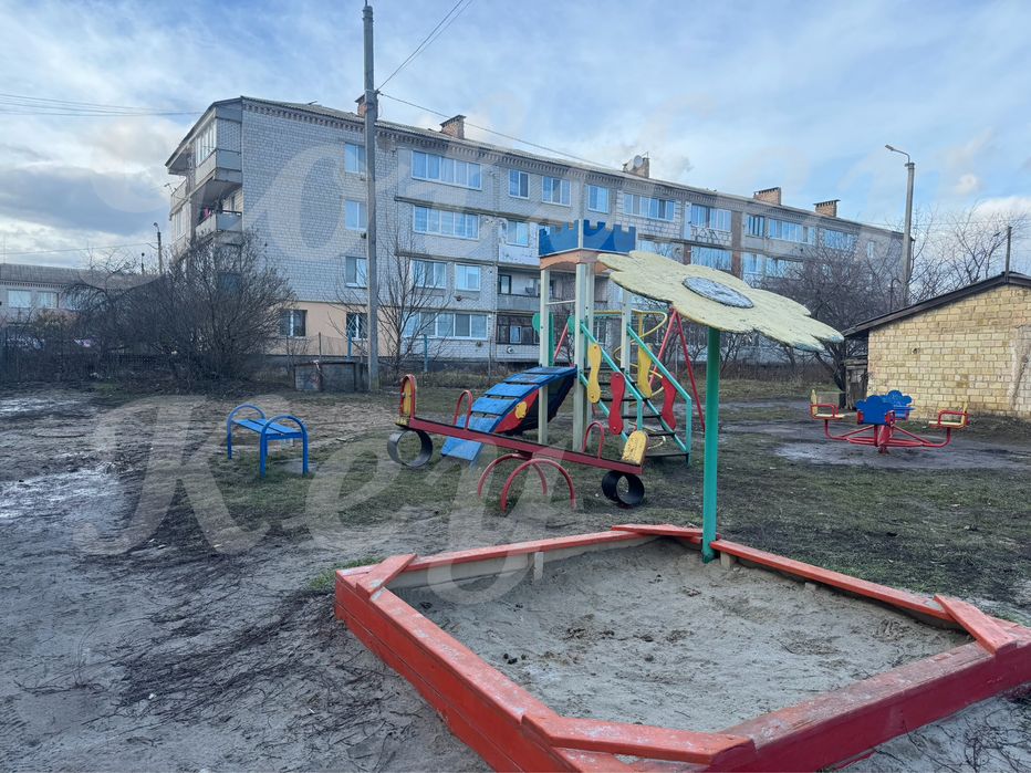 Продам 2-х кімнатну. КВАРТИРУ+ РЕМОНТ, ЦЕНТР, Комора 25м2 с.РЕВНЕ