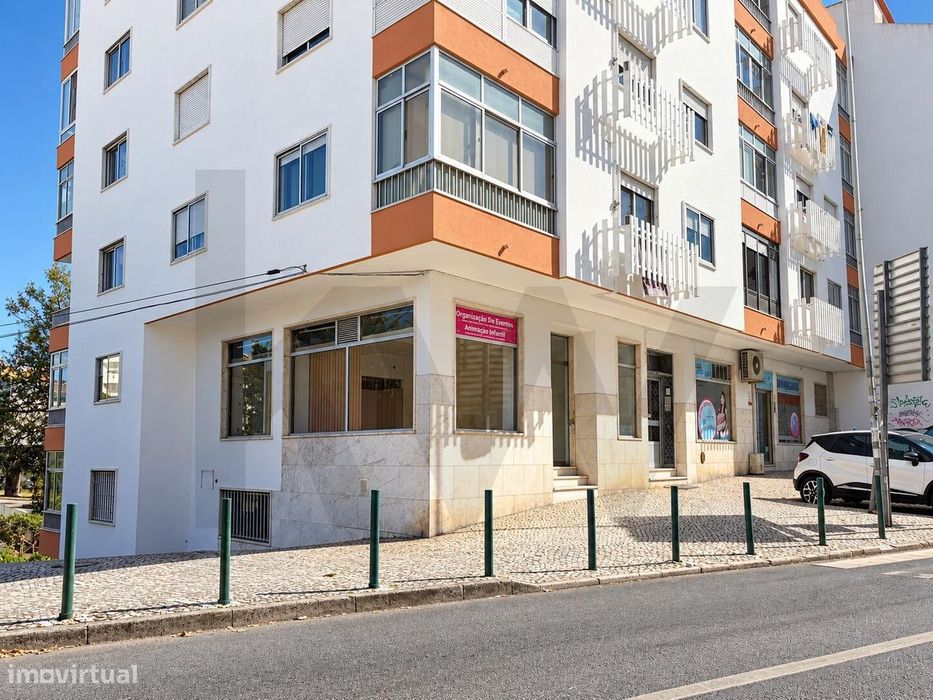 Loja comercial em Queluz arrendada até Setembro