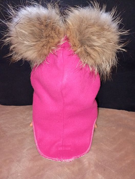 Шолом з пухкими бантиками і помпонами