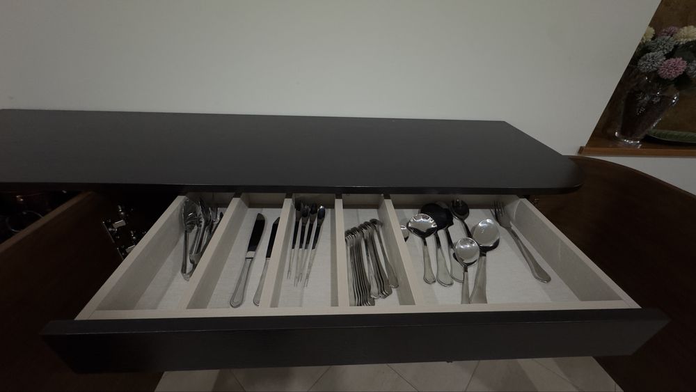 Conjunto mesa e aparador