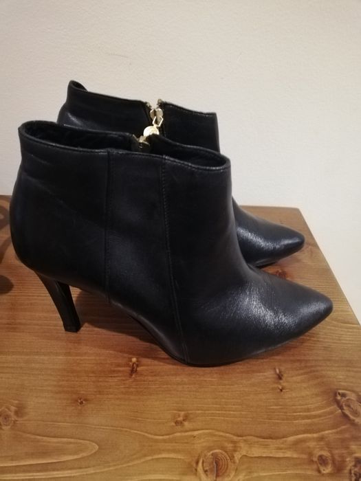 Botins pretos em pele novos.