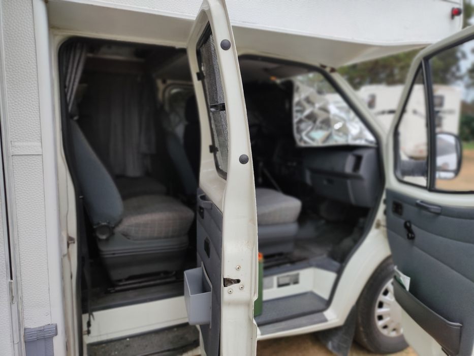 Autocaravana com 4 lugares na cabine e três portas