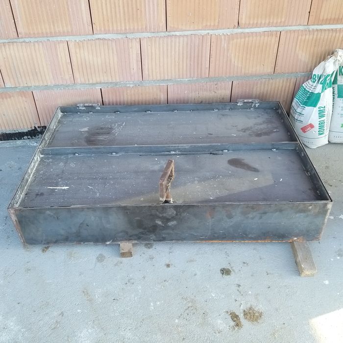 Wlaz podłogowy solidny