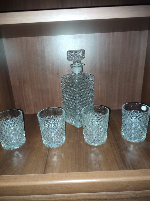 Посуда  графин и стаканы