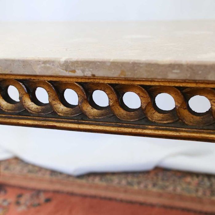 Mesa de centro em madeira talhada e dourada com tampo de mármore