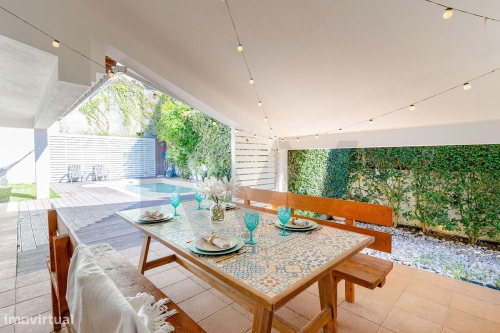 Moradia T4+1 com piscina, jardim amplo e garagem | Barcarena