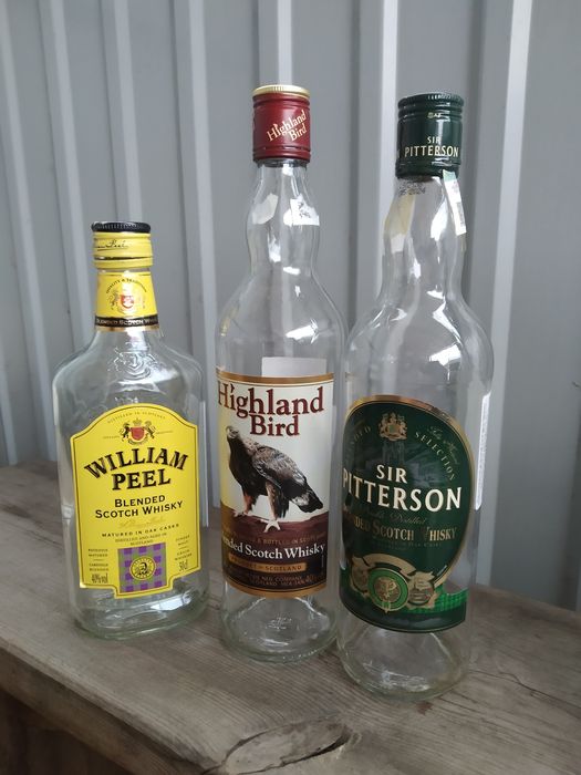 Бутылки пустые от виски, коньяка, водки