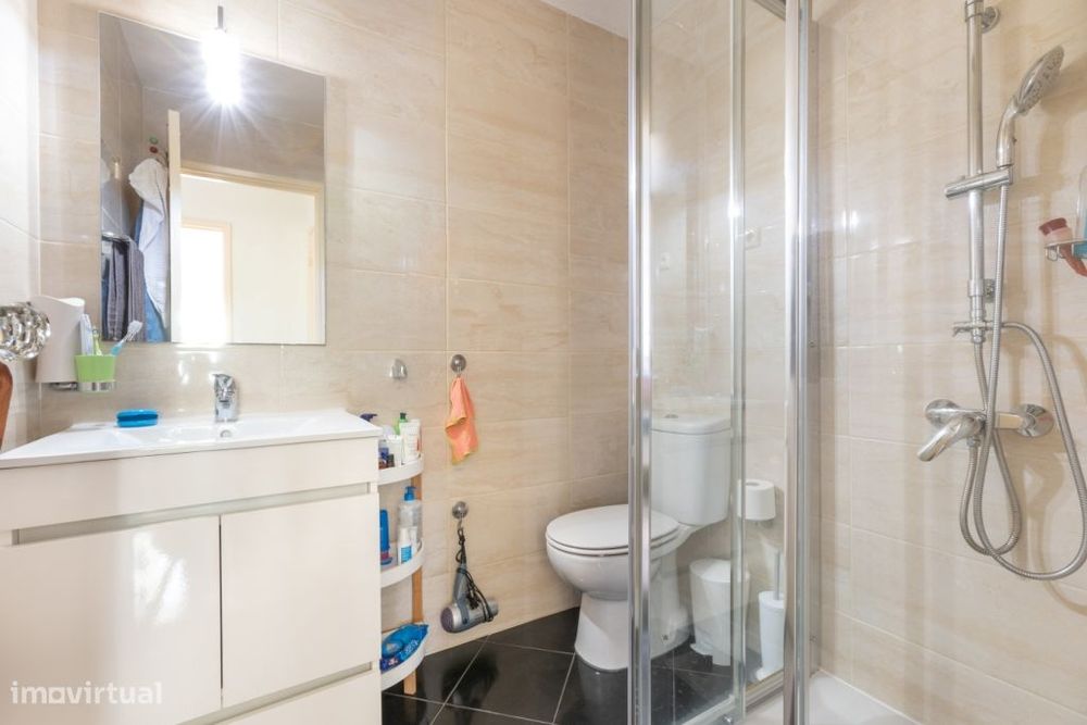 Apartamento T1 com cozinha separada e luz natural