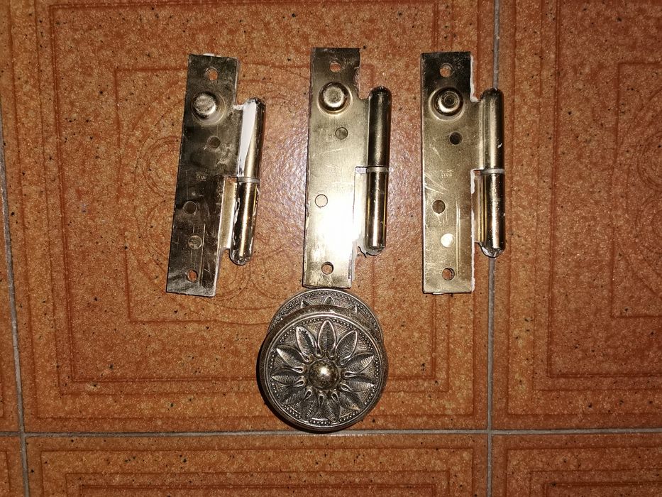Dobradiças e Puxador de porta.64551392024323120