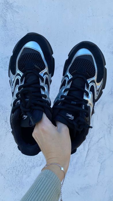 Продам кроссовки