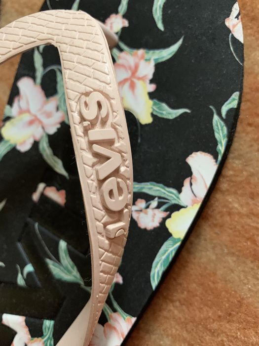 Klapki Levis czarne motyw kwiatowy