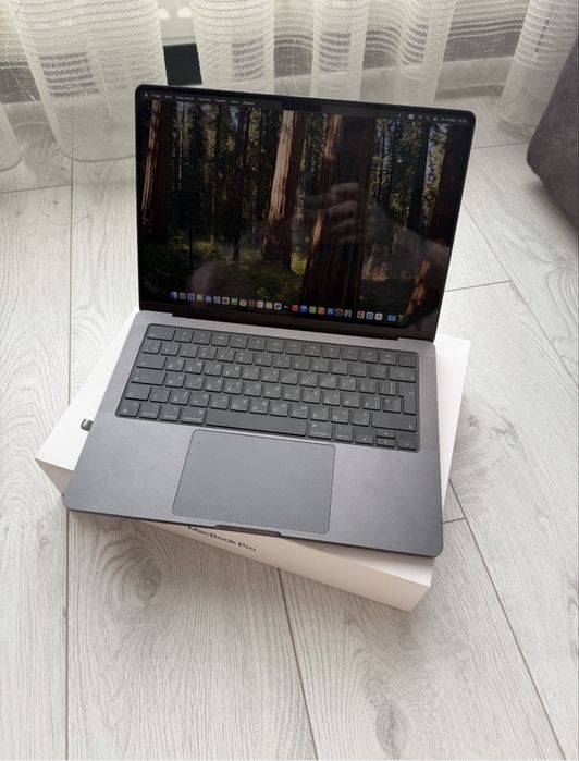 MacBook Pro M4 Space Black, 16 GB / 512 GB