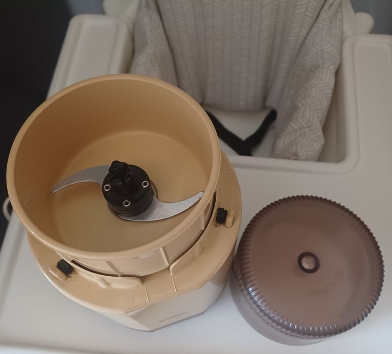 Robô de cozinha faz 2 em 1 foi pouco usada.