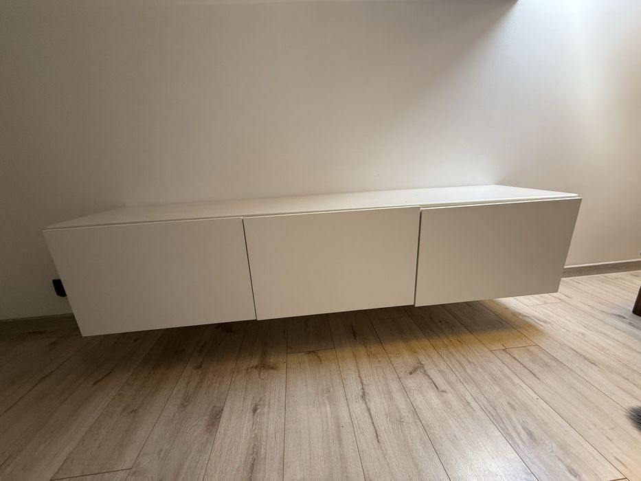 Szafka Ikea Besta biała z mlecznym szkłem