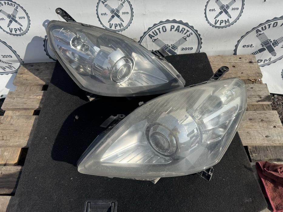 Фари передні комплект ліва права Opel Zafira B лінзовані ксенон