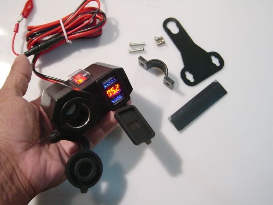 Carregador universal com voltímetro ficha de isqueiro e USB64551556512259122