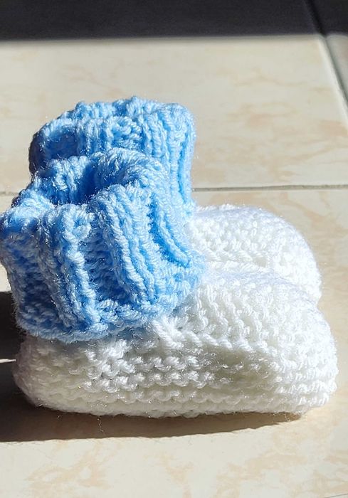 Meias / Sapatinhos de Bebé em Lã Antialérgica feitas à Mão
