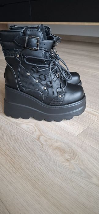 Botki na wysokim koturnie