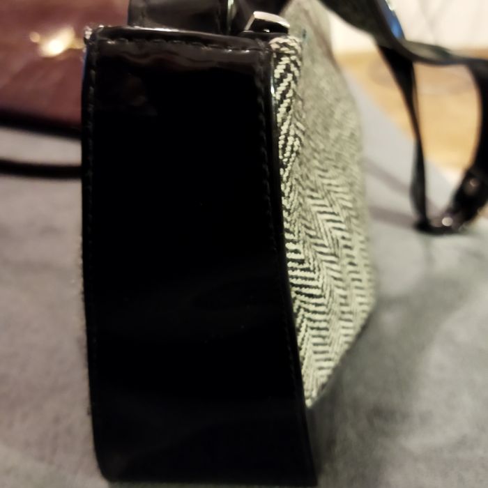 Torebka na ramię lakierem z materiałem w jodełkę