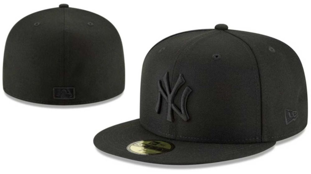 Vários tipos de bonés novos para venda