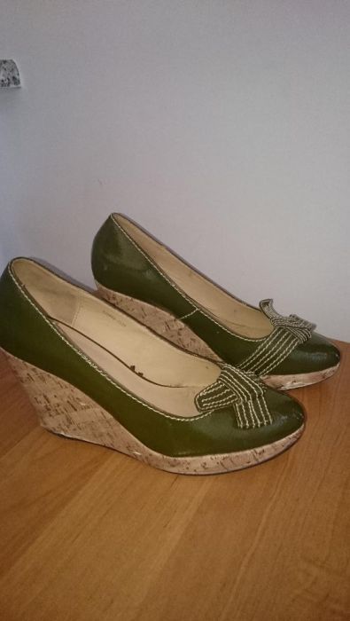 Sprzedam buty na koturnie z korka