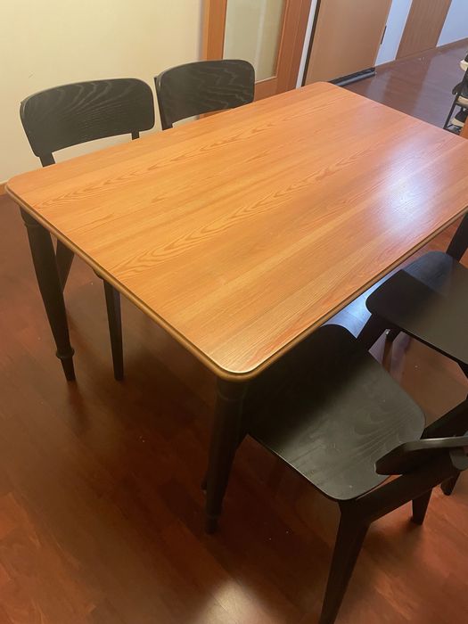 Conjunto mesa e 4 cadeiras