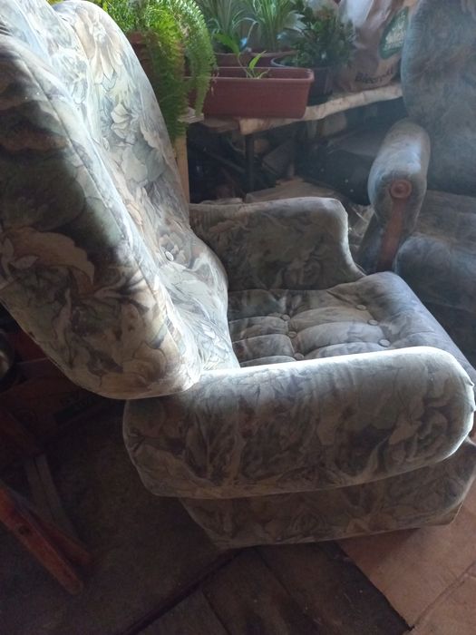 Dwa fotele plus dwie pufy