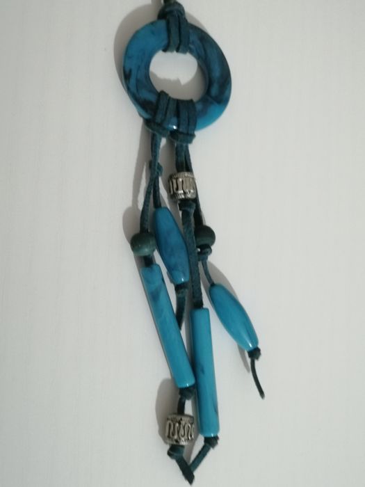 Colar azul com contas