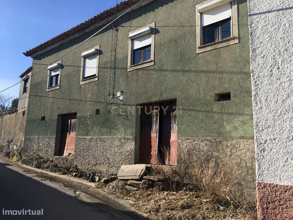 Espaçosa Moradia T5 na Moita, Anadia - Oportunidade Única!