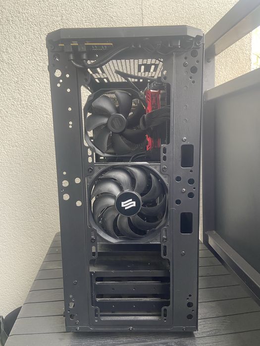 Komputer stacjonarny z monitorem i gratisami