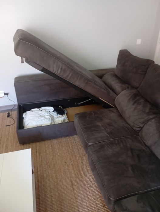 Sofá com Chaise Long e Arrumação