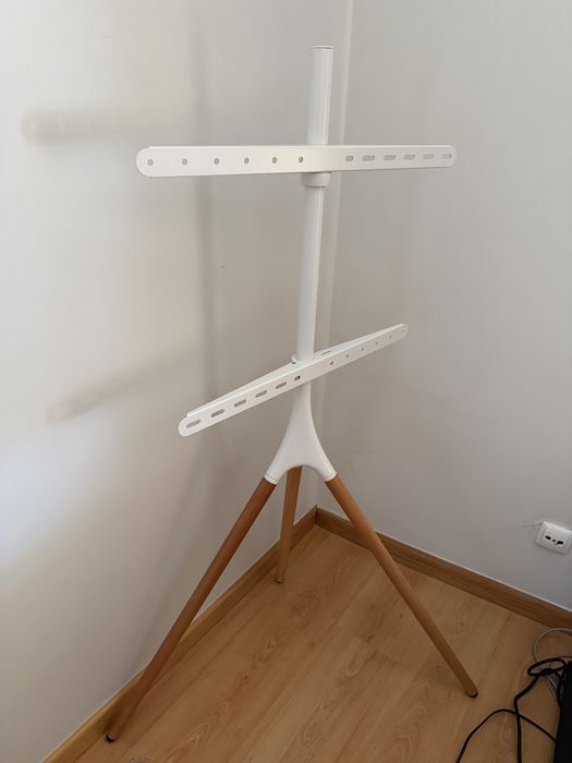 Suporte Universal para TV em Tripé – Design Moderno