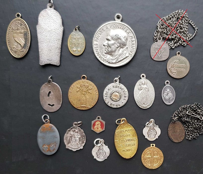 Kolekcja medalików, od dwudziestolecia międzywojennego, 18 sztuki