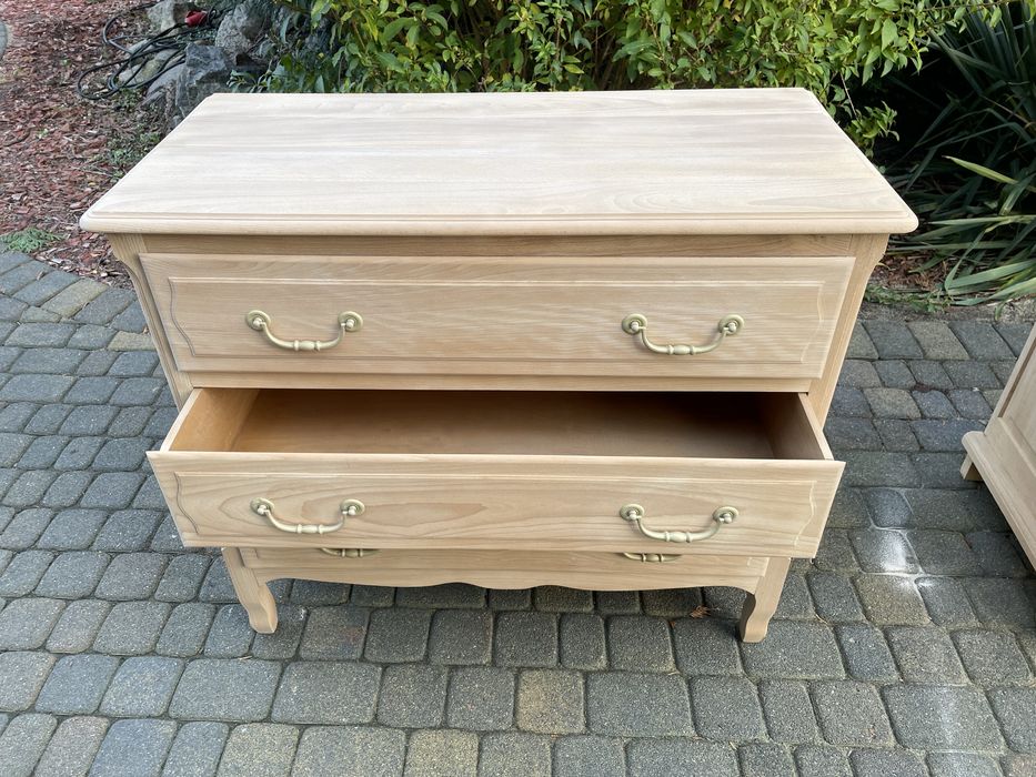 Komoda z szufladami dębowa stylowa oczyszczona ze starych powlok