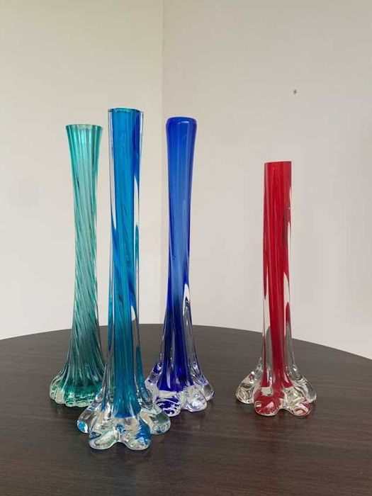Різнокольорові скляні вази в стилі арт деко