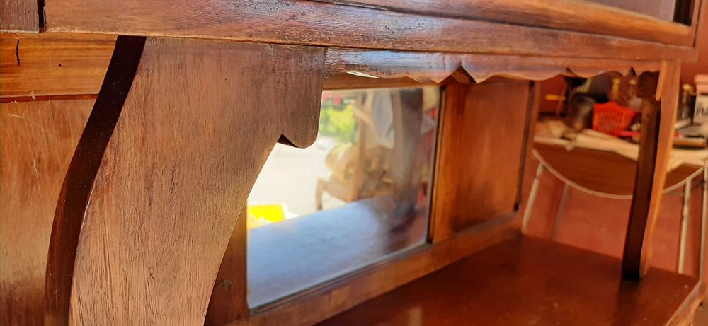 Armário antigo com espelhos