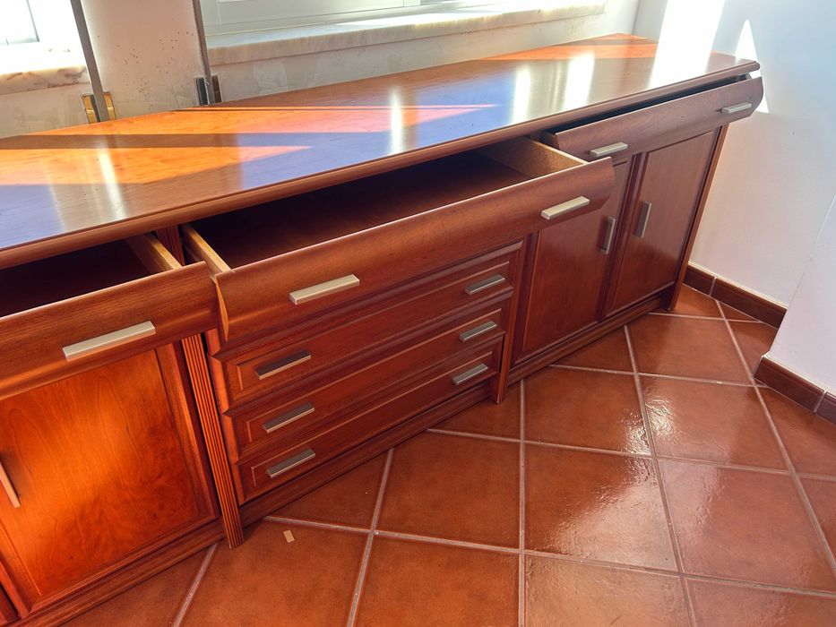 Aparador em madeira maciça