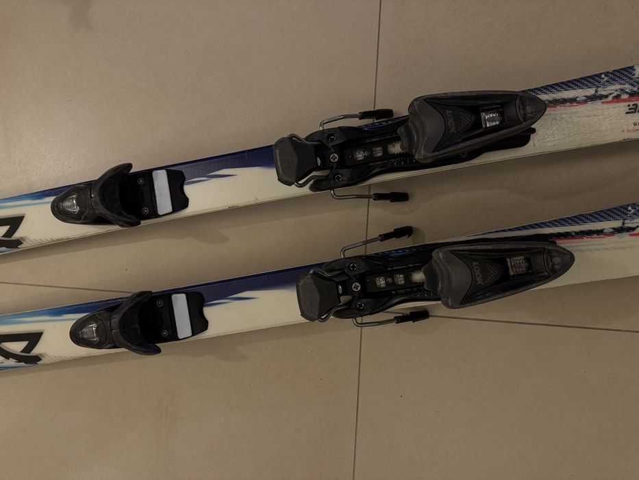 Niebieskie narty Dynastar